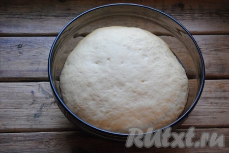 По истечении времени тесто хорошо вырастет, увеличившись в объеме вдвое.&nbsp; 