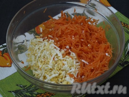 Натереть на средней тёрке очищенную сырую морковь. Яйца также очистить и натереть на тёрке.
