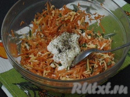 Салат из моркови, сыра, яиц, петрушки и чеснока заправить сметаной (можно заправить майонезом или смесью майонеза и сметаны), посолить и поперчить.
