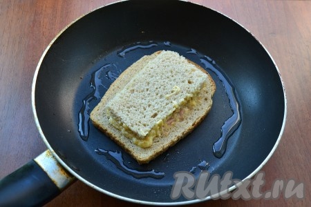 Закрыть и придавить немного всю начинку мякишем из хлеба.