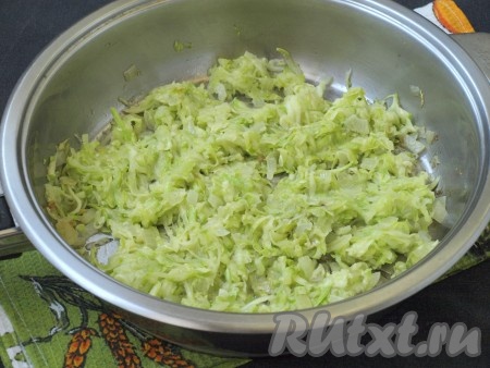 К обжаренному луку добавить кабачок и обжарить на небольшом огне, помешивая, до испарения влаги (на это уйдёт 5-6 минут).
