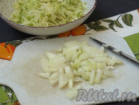 Кабачок вымыть и натереть на тёрке. Молодой кабачок можно не очищать от шкурки и оставлять семена. Нарезать кубиками очищенный лук.