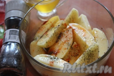 Нарезанный картофель поместить в миску, посолить, поперчить, добавить сухой чеснок и приправы по вкусу, хорошо перемешать, чтобы картошка полностью была покрыта специями. Затем влить растительное или оливковое масло, еще раз тщательно перемешать и оставить на несколько минут.