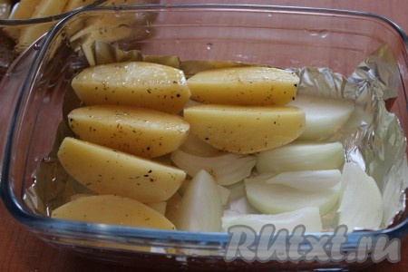 Затем на лук выложить в один слой картофель.