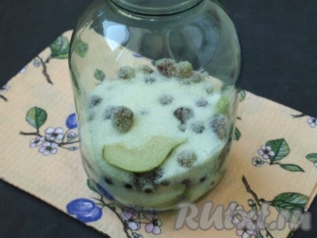 Для того чтобы цвет компота получился более ярким, я решила добавить горсть малины. Отмерить в банку нужное количество сахара (количество сахара можно регулировать, учитывая сладость груш и винограда). Добавить в банку также лимонную кислоту. Немного встряхнуть банку, чтобы сахар смешался с фруктами.