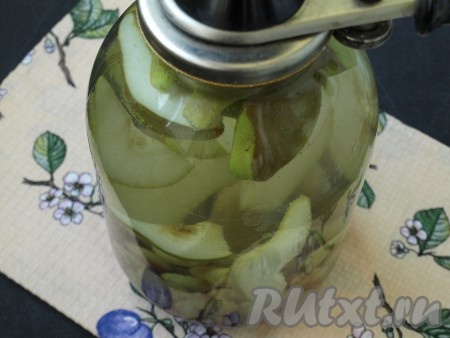 В кастрюле вскипятить воду и залить банку с фруктами по самое горлышко. Крышку для закатки ошпарить кипятком или прокипятить в воде в течение 5 минут. Накрыть банку с компотом крышкой и сразу закатать.
