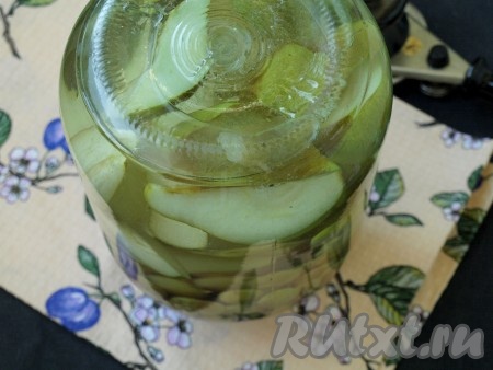 Затем банку перевернуть дном вверх, накрыть тёплым пледом и оставить до полного остывания.
