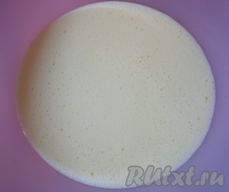В отдельной ёмкости взбить венчиком яйца с сахаром до получения однородной массы.