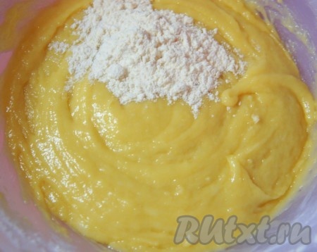 Всыпать разрыхлитель и небольшими порциями начать добавлять в миску муку, тщательно перемешивая тесто.