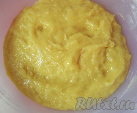 Тесто для тёртого пирога должно получиться глянцевым, тягучим и липким, но при этом уже держащим форму.