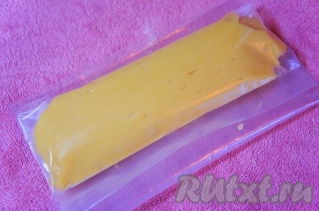 Одну треть теста завернуть в пакет и убрать в морозилку на 30 минут. Остальное тесто отправить в холодильник на это же время.