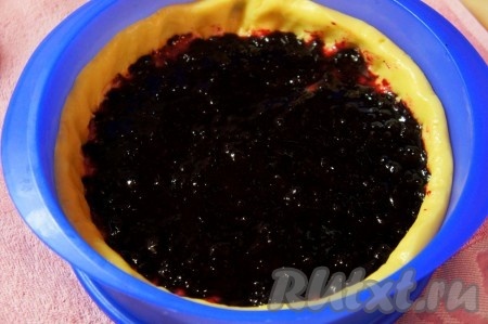 Свежую чернику промыть водой, выложить на бумажное полотенце, дать обсохнуть. Замороженные ягоды, если на них нет большого количества льда, можно не размораживать. Чернику смешать с сахаром и выложить поверх теста.