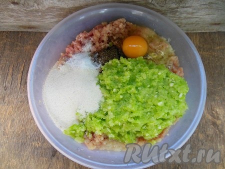 Для формирования котлет можно взять мясо, срезанное с любых частей курицы (я взяла куриное филе и филе бёдер). Мясо курицы промойте водой, обсушите, нарежьте на части, которые удобно будет пропускать через мясорубку. Лук и чеснок очистите. Куриное мясо и нарезанный на части лук пропустите через мясорубку. Добавьте пропущенный через пресс чеснок, сырое яйцо, кабачковую массу, манку, посолите, поперчите.