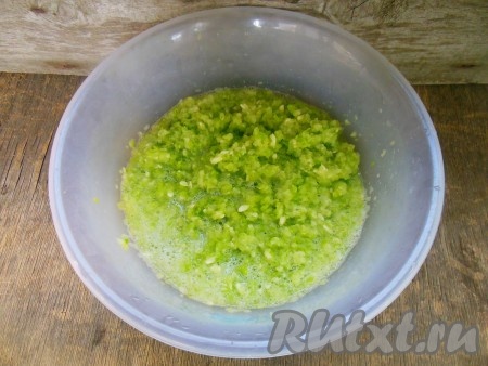 350 грамм подготовленных кабачков пропустите через мясорубку в миску.