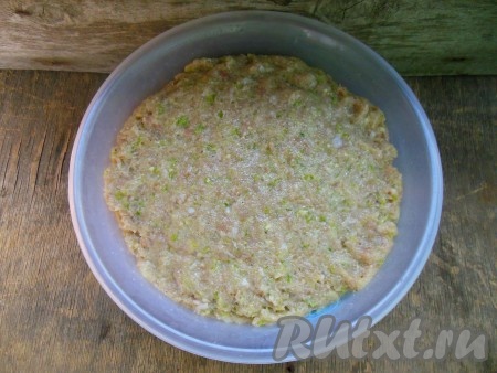Тщательно перемешайте получившийся курино-кабачковый фарш для котлет. Если фарш получился жидковатым, тогда добавьте 0,5-1 столовых ложки манки, регулируя густоту фарша.