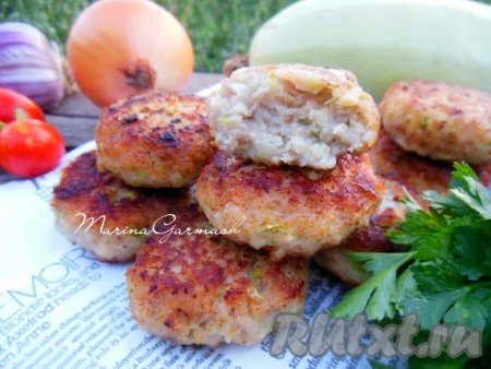 Нежные, вкусные, аппетитные котлеты, приготовленные из куриного фарша с кабачками,&nbsp;можно подать с соусами, свежей зеленью и овощами. На гарнир подойдёт рис, макароны или картофельное пюре. Вот так достаточно быстро и просто можно пожарить на сковороде очень сочные котлетки!
