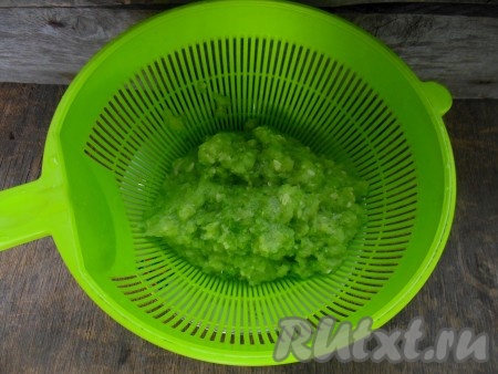 Выложите кабачки на дуршлаг и отожмите от лишнего сока (или просто отожмите кабачки руками).