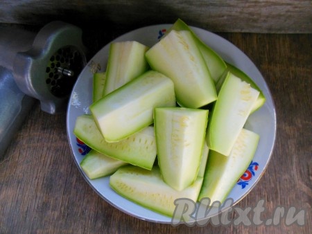 Кабачки вымойте (если кабачки не молодые - очистите их от кожуры и семян).