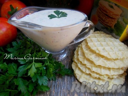 Зимой к котлетам и мясу я готовлю соус на основе сметаны и зеленого соуса, смешивая 2 столовые ложки сметаны с 1 чайной ложкой зеленого соуса (только добавляя зеленый соус помните, что он солёный).