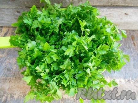 Петрушку промойте под проточной водой, выложите в дуршлаг, чтобы стекла жидкость.
