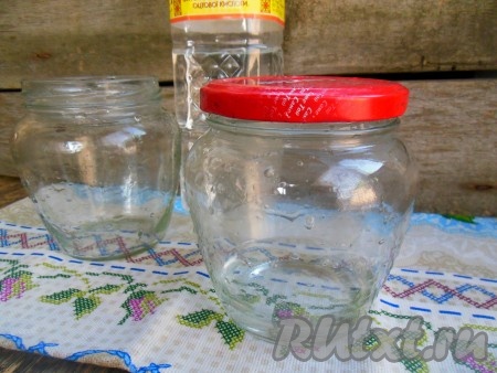 Такую заготовку необходимо хранить в холодильнике. Поэтому баночки я не стерилизую, а тщательно мою и обрабатываю уксусом 9% (в чистую баночку налейте уксус, закройте крышечкой и хорошо потрусите, затем откройте крышечку и слейте уксус).