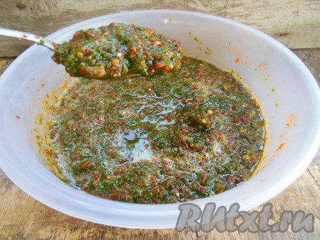 Зелёный соус готов. Он получается ярким и очень ароматным.