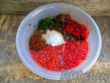 В получившуюся массу добавьте соль и перемешайте.
