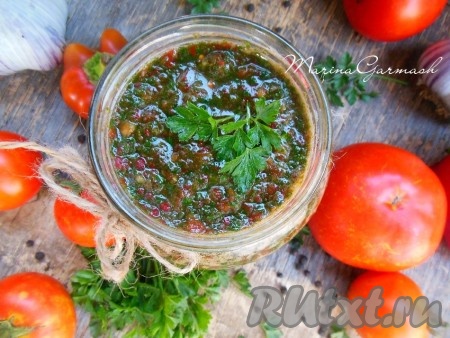 Готовый зеленый соус можно раскладывать по подготовленным банкам, закрывать крышкой и отправлять в холодильник. Из указанного количества ингредиентов у меня получился 1 литр готового соуса. Хранится он в холодильнике до 6 месяцев. Такой соус зимой станет прекрасным дополнением к самым разнообразным блюдам.
