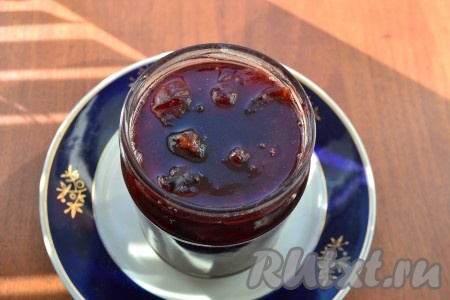 Затем газ выключить и оставить сливу в сиропе на 1 час. Снова довести до кипения, варить 15 минут, периодически помешивая, на маленьком огне. Газ вновь выключить, остудить сливу еще в течение 1 часа и снова поставить на огонь. В этот раз варить варенье, при постоянном помешивании, еще минут 20 с момента закипания. В конце варки влить лимонный сок. Затем варенье разложить по простерилизованным банкам, закрутить прокипяченными крышками.