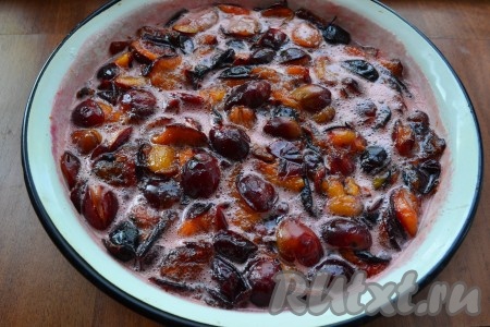 Затем поставить миску на небольшой огонь и, при периодическом помешивании, довести сливы до кипения и растворения сахара. Снять пену, варить на самом маленьком огне 5 минут.
