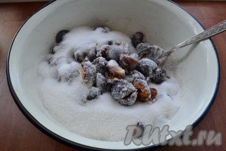 Засыпать сливы сахаром и оставить на 1 час.
