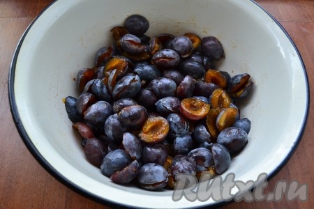 Сливы вымыть, удалить косточки, выложить в большую миску.