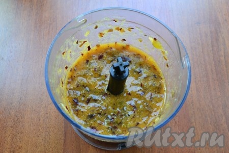 Измельчить сливы на самой минимальной скорости. Должны остаться кусочки слив.
