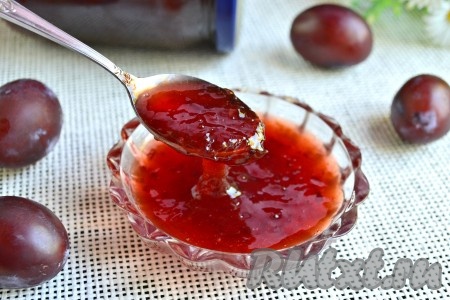 Когда замечательный конфитюр из слив без косточек, приготовленный на зиму, полностью остынет и настоится, он еще загустеет.
