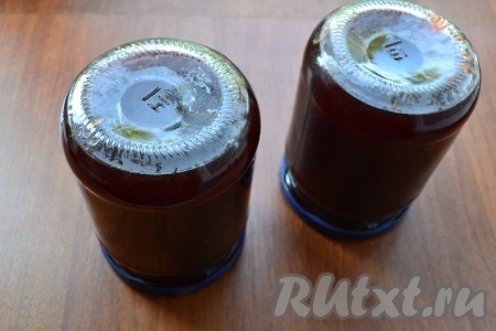 Закрутить прокипяченными крышками, перевернуть.