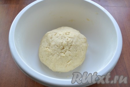 Замесить плотное, но достаточно мягкое тесто, которое поместить в целлофан и отправить в холодильник на 2-3 часа.