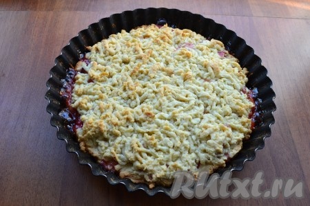 Выпекать пирог в разогретой до 200 градусов духовке около 30-35 минут (до румяности).
