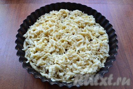 Подмерзшее тесто натереть на крупной терке поверх слив.
