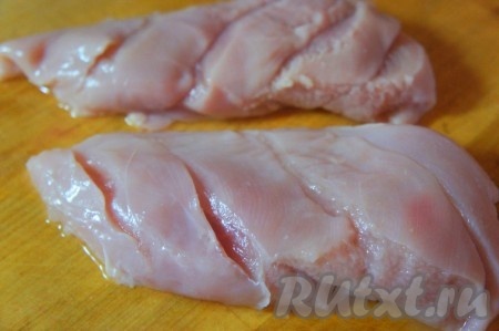 Куриное филе слегка надрезать поперёк.