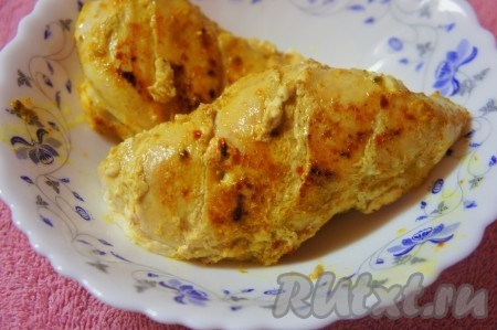 Мясо обжарить с добавлением растительного масла и приправ, посолить.