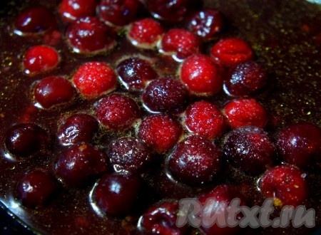 В сковороду, на которой жарилось куриное филе (не добавляйте много масла при жарке, придерживайтесь указанного количества!), добавить ягоды вишни, сахарный песок, дать потушиться 5 минут. Влить вино. Тушить ещё 5 минут.