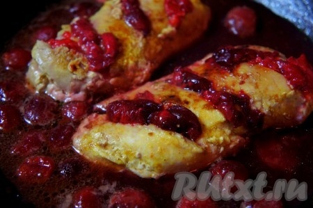 Выложить куриное филе на сковороду в вишнёвый соус, начинить вишней из соуса, накрыть крышкой и дать потушиться 5-7 минут, куриное филе вытащить, а соус тушить при периодическом помешивании до загустения.