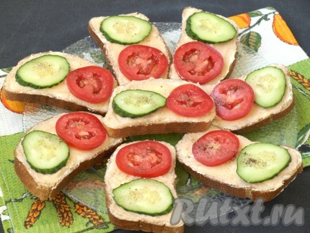 Также кружочками нарезать помидор, разложить его на ломтики хлеба. Сверху овощи посолить и поперчить.
