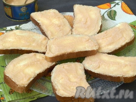 Поверх масла намазать икру трески. Икра у меня была несолёная, поэтому икру можно немного посолить.
