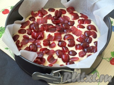 Выложить сверху половину кизила.
