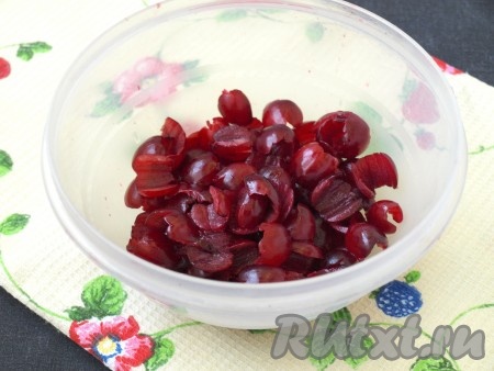 Кизил вымыть и вырезать ножом из ягод косточку. Из косточек можно сварить вкусный компот, так как на них остаётся ещё достаточно мякоти.
