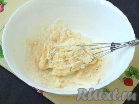 К мягкому сливочному маслу добавить 170 грамм сахара и хорошо взбить венчиком. Затем добавить соль.