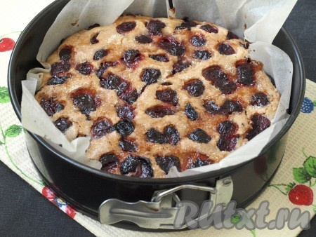 Выпекать пирог в разогретой духовке 1 час при температуре 180 градусов.
