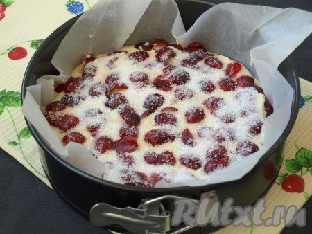 Далее выложить оставшееся тесто и сверху разложить вторую часть кизила. Присыпать столовой ложкой сахара.
