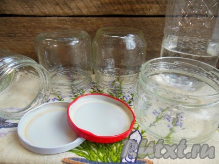 Баночки для заготовки обработайте уксусом, для этого налейте в банку уксус, закройте крышечкой, хорошо потрясите, затем перелейте в следующую баночку и проделайте те же действия. Разложите хрен со свеклой по банкам, закройте завинчивающейся или капроновой крышкой и уберите на хранение в холодильник. Через сутки хрен со свеклой уже можно дегустировать.
